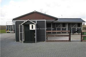 paardenstal met kippenhok